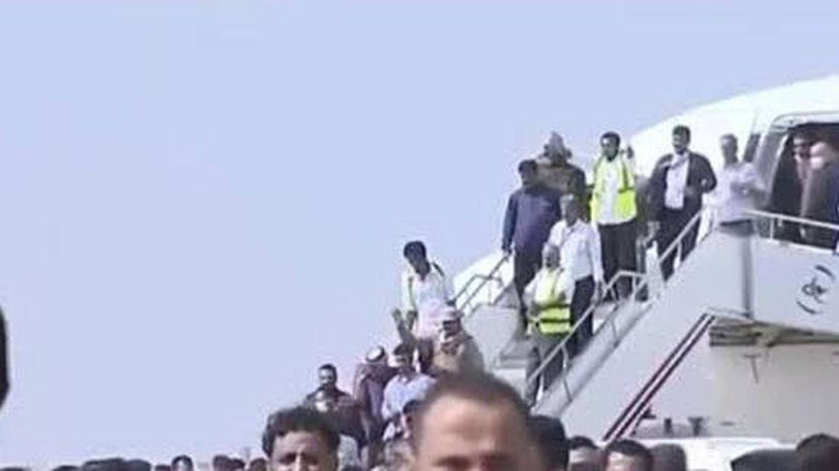 Son Dakika! Bakanlar uçaktan inerken kabusu yaşadı! Yemen'deki korkunç patlama anı kamerada