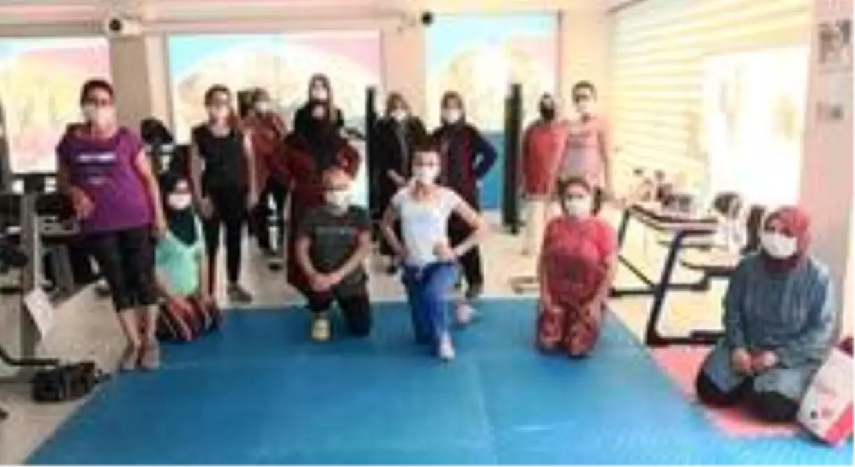 Yunusemreli kadınlar pandemi kurallarına uyarak spor yapıyor
