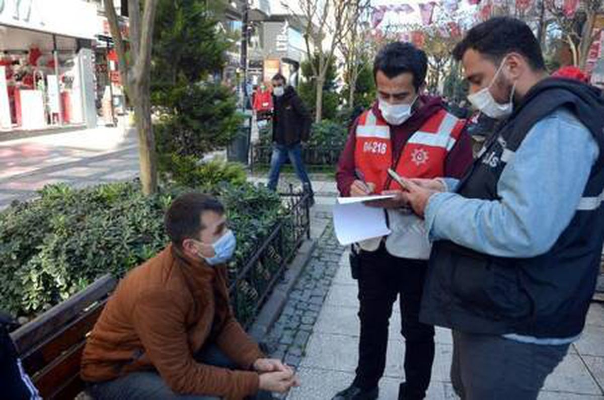 Avcılar'da yasak alanda sigara içenlere ceza tutanağı düzenlendi