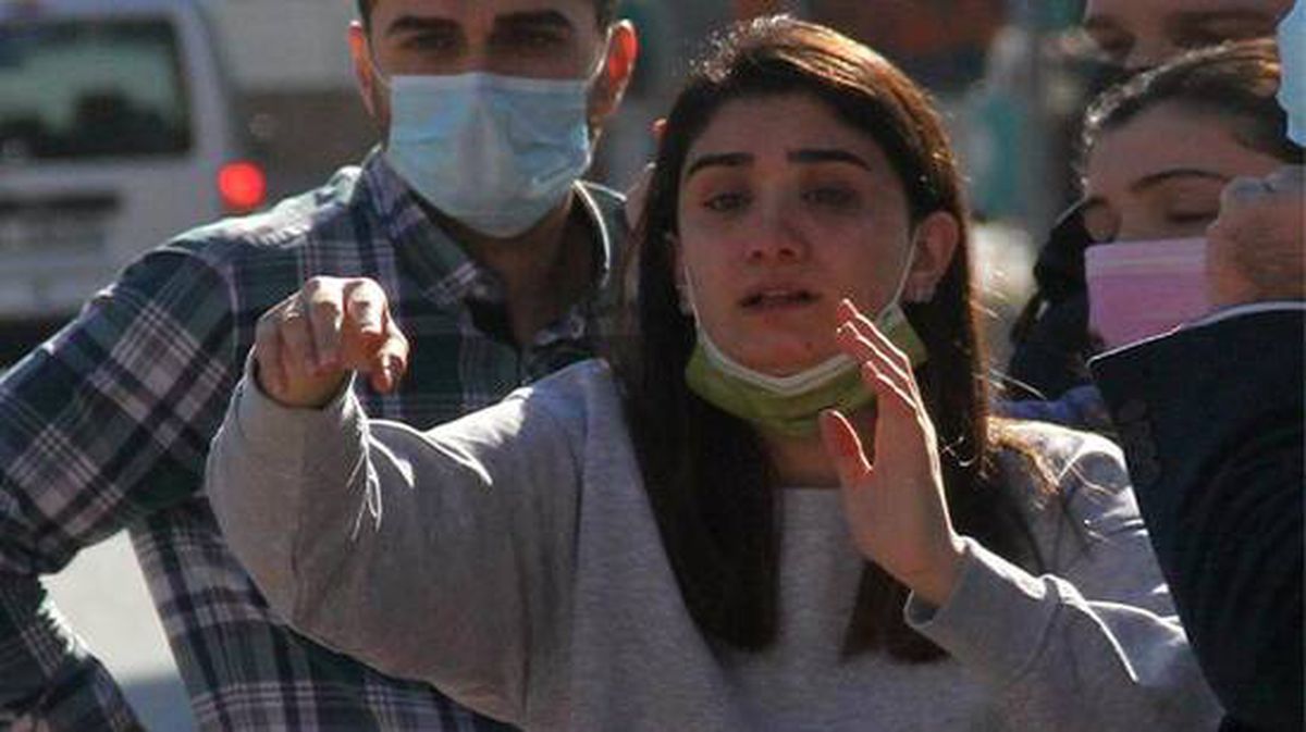 Bisikletliye çarpan genç kadın, gözyaşları içinde yaralının yardımına koştu