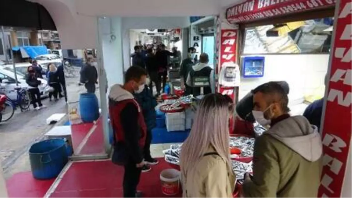 Çanakkale'de vatandaşlar yılbaşı öncesi balık haline akın etti