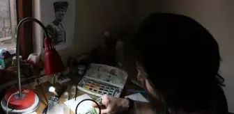 Doktor, mikro çizimler yapıyor