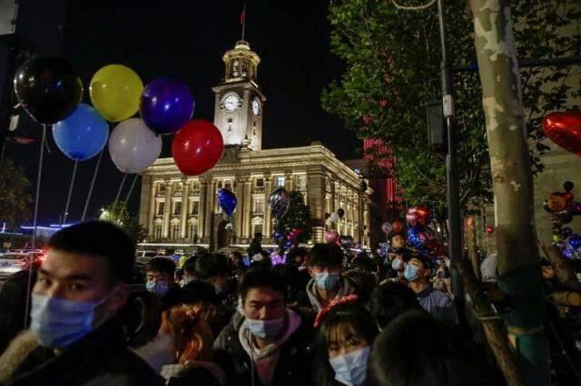 Dünya onlar yüzünden evdeyken Vuhan'da binlerce kişi yeni yılı kutlamak için sokaklara döküldü