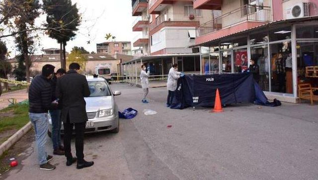 İzmir'de dehşet! Sokakta tartıştığı babasını başına sopayla vurarak öldürdü İzmir'de dehşet! Sokakta tartıştığı babasını başına sopayla vurarak öldürdü