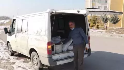 Kısıtlama öncesi sokak hayvanları için yemleme çalışması yapıldı