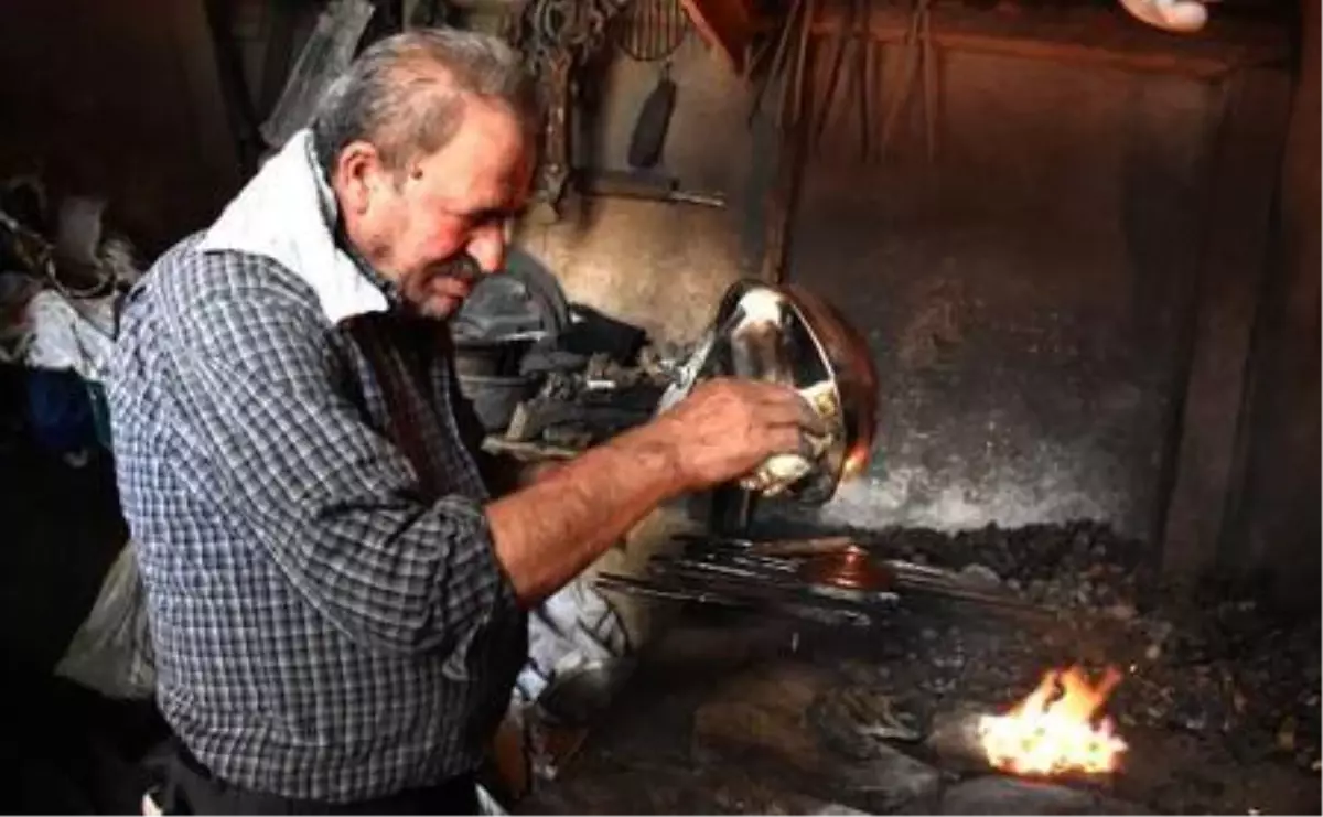 Ömrünü bakır kapları parlatmaya adadı