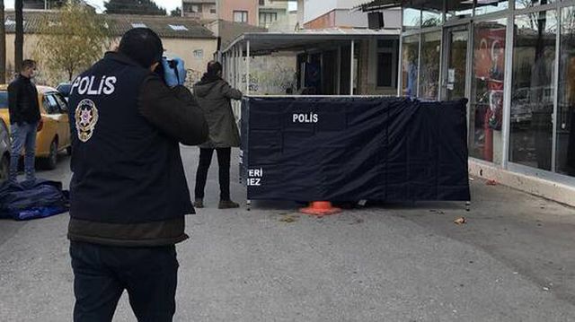 İzmir'de dehşet! Sokakta tartıştığı babasını başına sopayla vurarak öldürdü İzmir'de dehşet! Sokakta tartıştığı babasını başına sopayla vurarak öldürdü