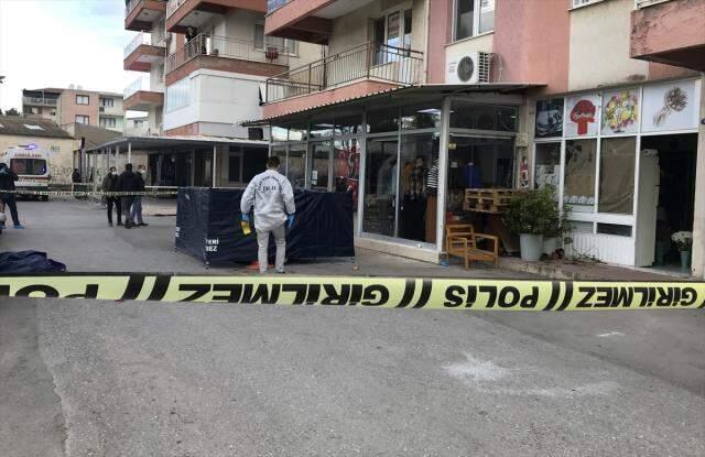 Sokakta tartıştığı babasını başına sopayla vurarak öldürdü