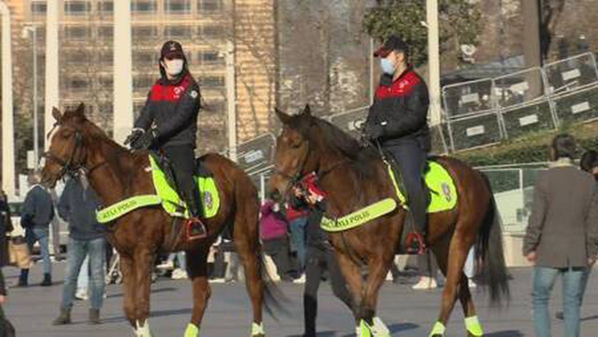 Taksim'de atlı polislere yoğun ilgi