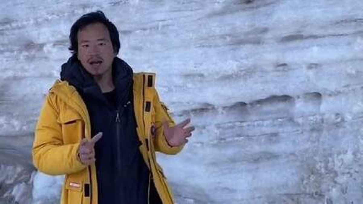 Ünlü Çinli sosyal medya fenomeni Wang Xiangjun, buzul şelalesine tırmanırken öldü