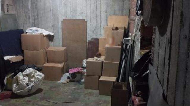 Yılbaşı gecesi satacağı sahte içkileri gizli bölmeye saklayan pazarcıya baskın! 1200 şişe ele geçirildi