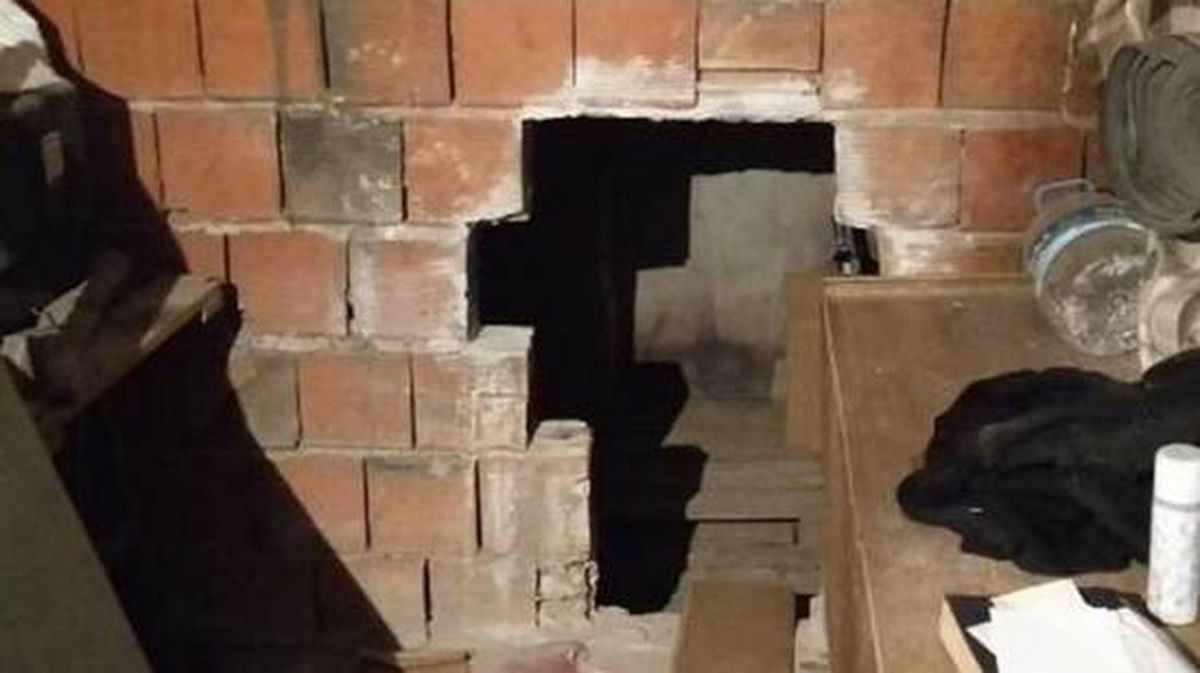 Yılbaşı gecesi satacağı sahte içkileri gizli bölmeye saklayan pazarcıya baskın! 1200 şişe ele geçirildi