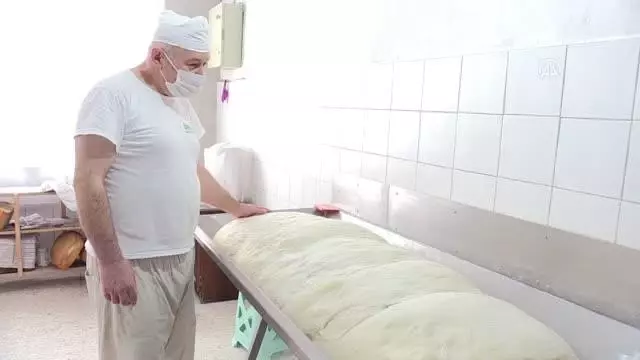 80 yıldır değişmeyen üretim tekniğiyle 6 saatte hazırlanan Abacıbükü ekmeği yarım saatte tükeniyor 80 yıldır değişmeyen üretim tekniğiyle 6 saatte hazırlanan Abacıbükü ekmeği yarım saatte tükeniyor