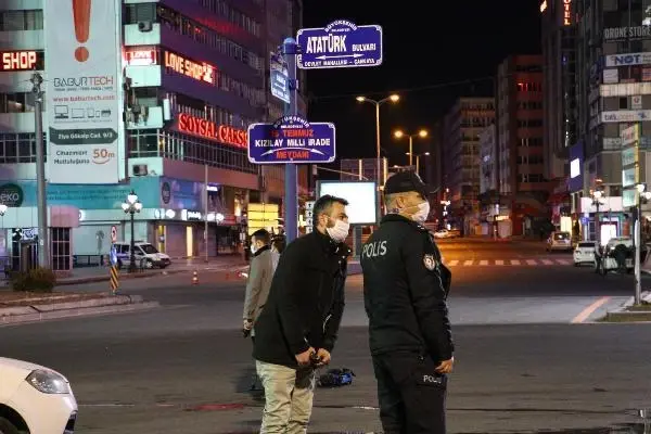 Ankara'da yeni yıl kutlamalarının odağı Kızılay'da sessiz yılbaşı Ankara'da yeni yıl kutlamalarının odağı Kızılay'da sessiz yılbaşı