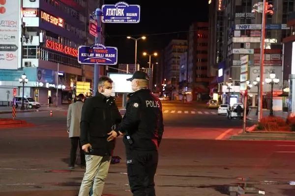 Ankara'da yeni yıl kutlamalarının odağı Kızılay'da sessiz yılbaşı Ankara'da yeni yıl kutlamalarının odağı Kızılay'da sessiz yılbaşı