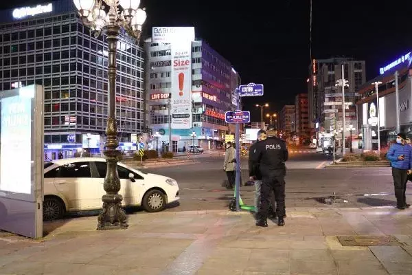 Ankara'da yeni yıl kutlamalarının odağı Kızılay'da sessiz yılbaşı Ankara'da yeni yıl kutlamalarının odağı Kızılay'da sessiz yılbaşı