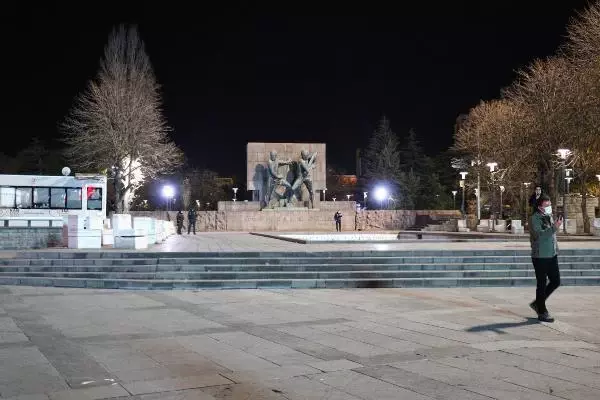 Ankara'da yeni yıl kutlamalarının odağı Kızılay'da sessiz yılbaşı Ankara'da yeni yıl kutlamalarının odağı Kızılay'da sessiz yılbaşı