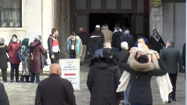 Ayasofya'da yılın ilk cumasında turist yoğunluğu Ayasofya'da yılın ilk cumasında turist yoğunluğu