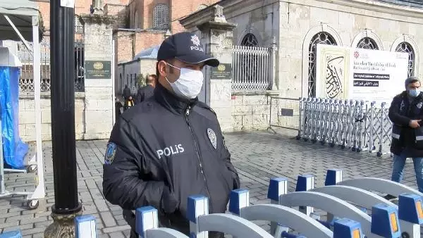 Ayasofya'da yılın ilk cumasında turist yoğunluğu Ayasofya'da yılın ilk cumasında turist yoğunluğu