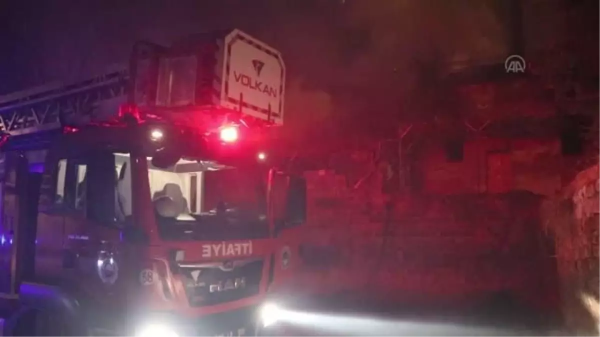 Cami bahçesinde çıkan yangın söndürüldü