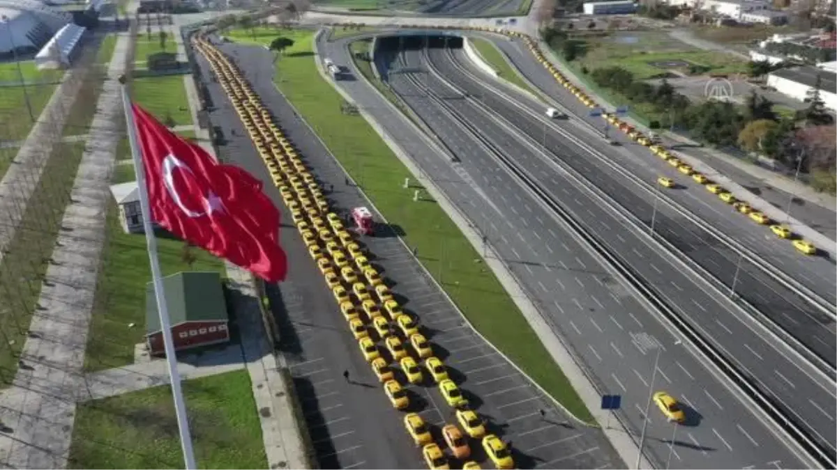 (Drone) Taksimetrelerin yeni tarifeye güncellenmesi için taksiciler uzun kuyruklar oluşturdu