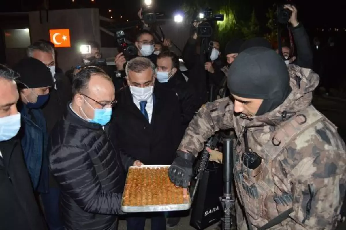 Elazığ'da protokolden güvenlik güçlerine baklava, yeni doğan bebeklere altın