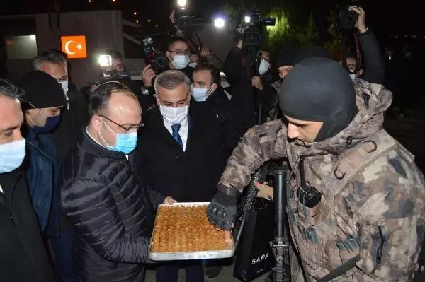 Elazığ'da protokolden güvenlik güçlerine baklava, yeni doğan bebeklere altın Elazığ'da protokolden güvenlik güçlerine baklava, yeni doğan bebeklere altın