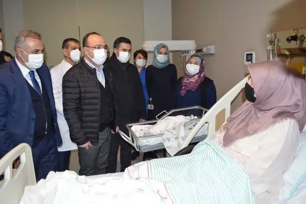 Elazığ'da protokolden güvenlik güçlerine baklava, yeni doğan bebeklere altın Elazığ'da protokolden güvenlik güçlerine baklava, yeni doğan bebeklere altın