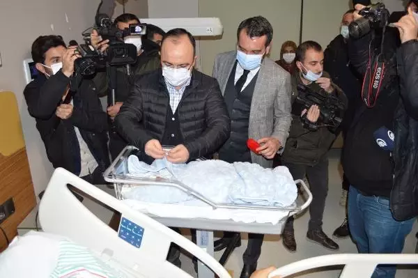 Elazığ'da protokolden güvenlik güçlerine baklava, yeni doğan bebeklere altın Elazığ'da protokolden güvenlik güçlerine baklava, yeni doğan bebeklere altın