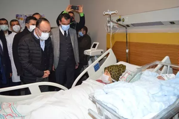 Elazığ'da protokolden güvenlik güçlerine baklava, yeni doğan bebeklere altın Elazığ'da protokolden güvenlik güçlerine baklava, yeni doğan bebeklere altın