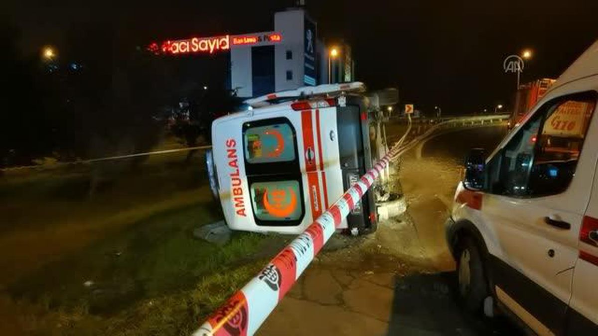 Esenyurt'ta devrilen ambulanstaki hasta ile sağlık personeli yaralandı