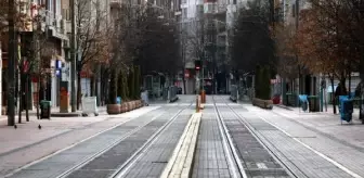 Eskişehir'de yeni yılın ilk gününde cadde ve sokaklar boş kaldı