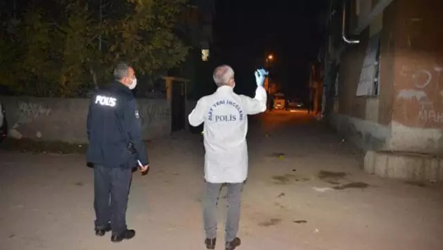 Evlerinin önünde bıçaklı saldırıya uğrayan iki kardeş yaralandı Evlerinin önünde bıçaklı saldırıya uğrayan iki kardeş yaralandı