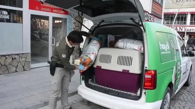 Son dakika haberi! GÜMÜŞHANE - Sokağa çıkma kısıtlamasında sokak hayvanlarını polisler besliyor Son dakika haberi! GÜMÜŞHANE - Sokağa çıkma kısıtlamasında sokak hayvanlarını polisler besliyor