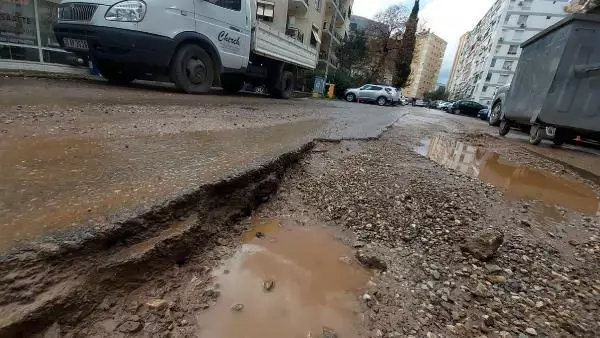 Karabağlar'da bozuk yol eleştirisi Karabağlar'da bozuk yol eleştirisi