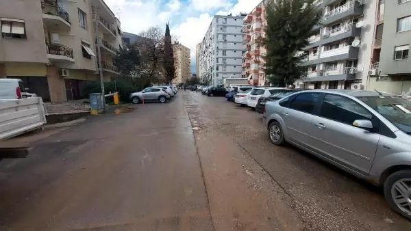 Karabağlar'da bozuk yol eleştirisi Karabağlar'da bozuk yol eleştirisi