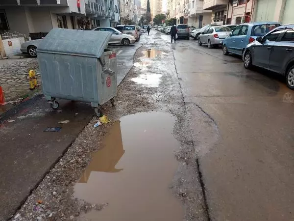 Karabağlar'da bozuk yol eleştirisi Karabağlar'da bozuk yol eleştirisi