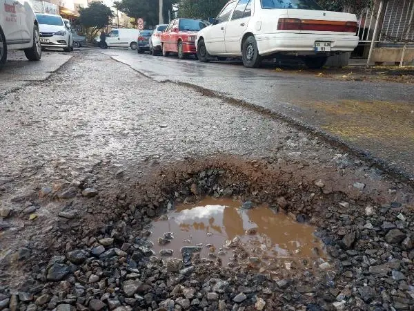 Karabağlar'da bozuk yol eleştirisi Karabağlar'da bozuk yol eleştirisi