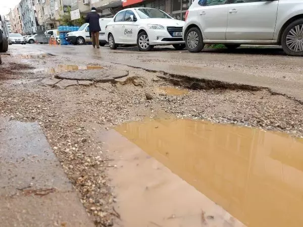 Karabağlar'da bozuk yol eleştirisi Karabağlar'da bozuk yol eleştirisi