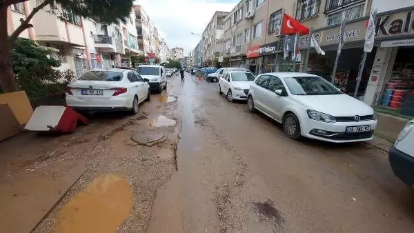 Karabağlar'da bozuk yol eleştirisi Karabağlar'da bozuk yol eleştirisi