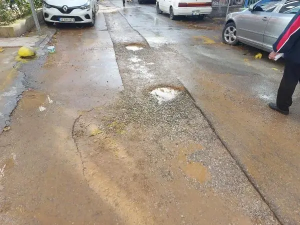 Karabağlar'da bozuk yol eleştirisi Karabağlar'da bozuk yol eleştirisi
