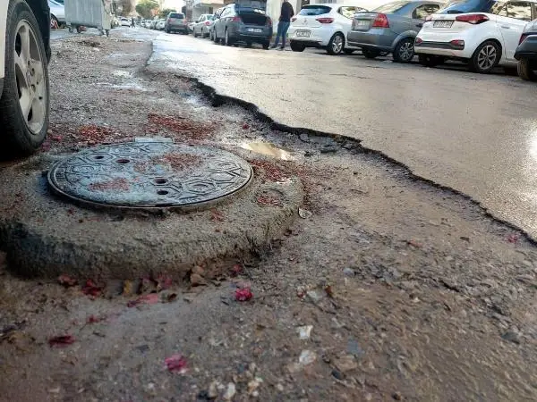 Karabağlar'da bozuk yol eleştirisi Karabağlar'da bozuk yol eleştirisi