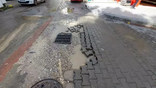 Karabağlar'da bozuk yol eleştirisi Karabağlar'da bozuk yol eleştirisi