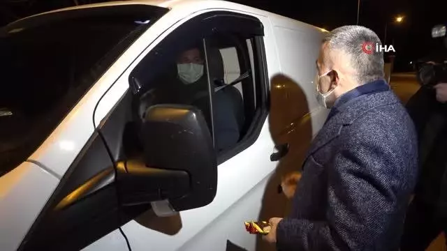Son dakika haberleri: Kırklareli valisi Bilgin, uygulama yapan polis ve sürücülere gofret dağıttı