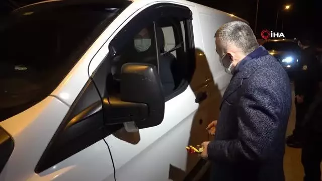 Son dakika haberleri: Kırklareli valisi Bilgin, uygulama yapan polis ve sürücülere gofret dağıttı