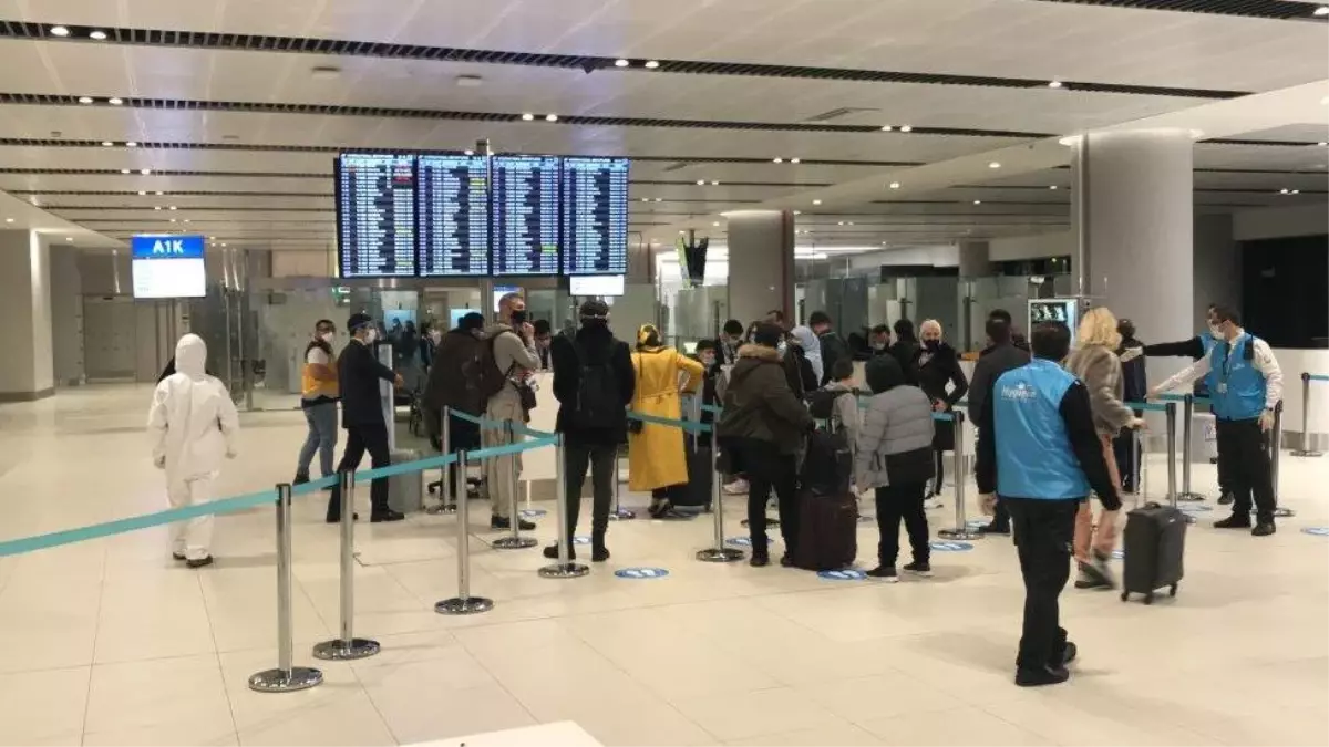 Sağlık Bakanı Koca: İngiltere'den gelen 15 kişide mutasyona uğramış koronavirüs tespit edildi