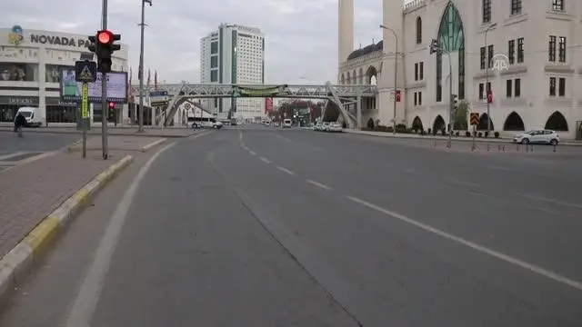 AFYONKARAHİSAR - Yılın ilk gününde cadde ve sokaklarda sessizlik hakim AFYONKARAHİSAR - Yılın ilk gününde cadde ve sokaklarda sessizlik hakim