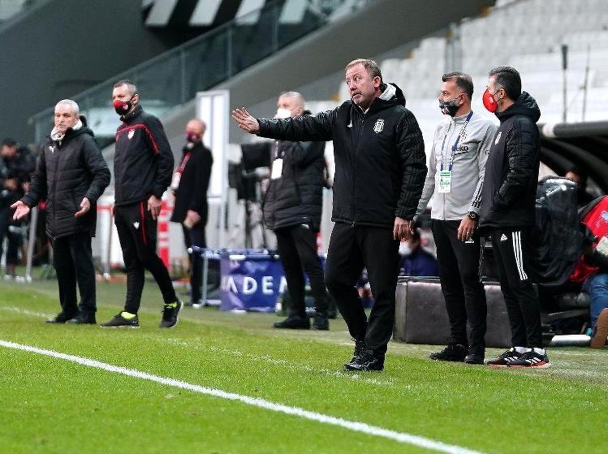 Sergen Yalçın, Süper Lig'de gündem olan pozisyonla ilgili isyan etti: Taç düşsün kafanıza