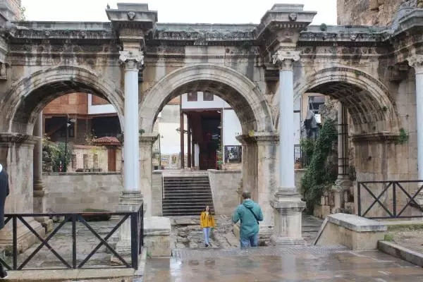 Son dakika haberleri | Sessizliğe bürünen Antalya, turistlere kaldı