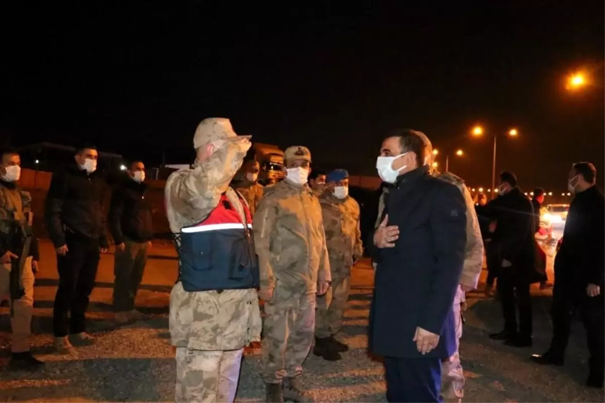 Son dakika: Vali Ziya Polat, uygulama noktasında görev yapan jandarma ekiplerini ziyaret ederek yeni yıllarını kutladı
